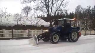 Odśnieżanie traktorem Farmtrac 685 DT  pługo solarki w akcji 2017 [upl. by Harbot]