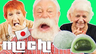 Senioren probieren JAPANISCHE MOCHI  Oma Geht Steil 🚀 [upl. by Athene]