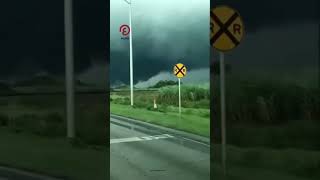 Possible tornade repérée en Floride avant larrivée de louragan Milton [upl. by Xonnel]