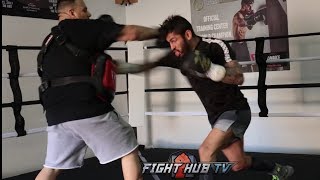 JORGE LINARES FIRES TECHNICAL COMBINATIONS DURING MITT WORKOUT FOR VASYL LOMACHENKO FIGHT [upl. by Colburn]