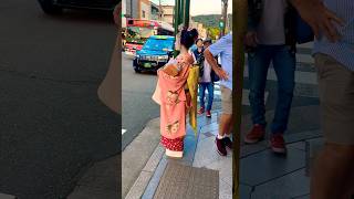 舞妓 さん 芸鼓さん京都市に大雨！maiko Foreign tourists look satisfied after seeing a live maiko Gion Kyoto Japan [upl. by Neddie]