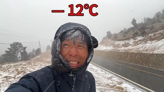 冬季騎行遭遇下大雪，有狼有熊靠著意志力翻越雪山，晚上太危險了 [upl. by Anilahs856]