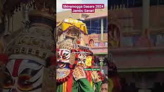 Shivamogga Dasara 2024 Jambu Savariರಾಜ ಗಾಂಭೀರ್ಯದಲ್ಲಿ ಅರಮನೆ ಅಂಗಳದಲ್ಲಿ ಸಾಗರ್ amp ಟೀಂ ನಡಿಗೆ [upl. by Verla]