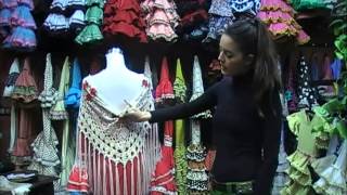 Tres formas de colocarte el mantón de flamenca [upl. by Tnomad]