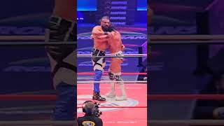 El Volador Jr y Andrade se dan un abrazo fraternal al final de su lucha en la Arena México [upl. by Sollows100]