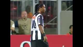 Câmera exclusiva malandragem de Ronaldinho Gaúcho no gol de Jô 02052013 [upl. by Sylera979]