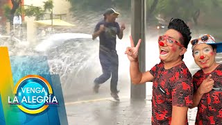 ¡Splash 🌊 Aprovechando las lluvias Los Destrampados se dejan empapar  Venga la Alegría [upl. by Ahsinoj198]