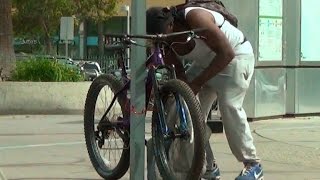 Watch How Long It Takes For A Thief To Snatch A Locked Bicycle [upl. by Nnednarb]