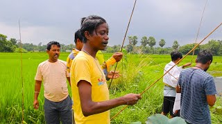 বর্ষায় পুকুর থেকে ছিপ দিয়ে ছোট ছোট কৈ মাছ ধরে ভাজা খাওয়া  village style hook fishing and cooking [upl. by Aliab471]