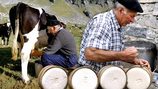 QUESO artesano en una cabaña del Pirineo Elaboración en 1996 con leche recién ordeñada  Documental [upl. by Walburga]