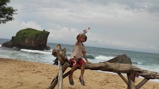 MAIN LAYANGAN DI PANTAI MESRA ANGINNYA KENCENG BANGET [upl. by Ahsekin]