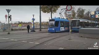 Eine Haltestelle mit viele Straßenbahnen in München [upl. by Ihdin]