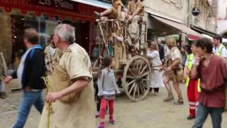 Procession dans la ville de SEMURenAUXOIS lors de la fête médièvale du 5 juin 2016 [upl. by Amlez]