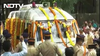 Sidharth Shuklas Funeral Fans Come Out To Catch A Final Glimpse Of Actor Sidharth Shukla [upl. by Daffi]