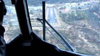 Landing in Lukla  Tenzing Hillary Airport Nepal Landung auf den gefährlichsten Flughafen der Welt [upl. by Karlotta]