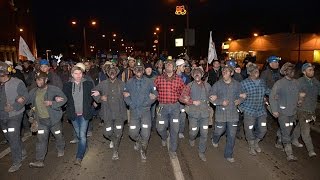 Kierowca tira taranuje blokadę górników Zobacz co mu zrobili [upl. by Atiz]