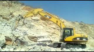 Excavadora 320cl picando piedra caliza [upl. by Ecaidnac]