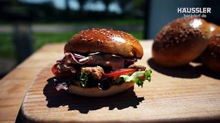 Hamburger mit selbstgemachten Burger Brötchen aus dem Holzbackofen [upl. by Adnilahs]