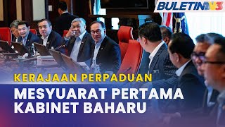 KERAJAAN PERPADUAN  PM Pengerusi Mesyuarat Pertama Kabinet Baharu [upl. by Enelaj516]