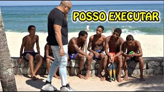 PEGADINHA ENCONTREI O ALV0 NA ESQUINA DA PRAIA  Prank Beach [upl. by Esmond783]