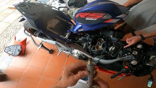 Sostituzione Candele a 20mila km in garage ● APRILIA RS 660 [upl. by Netsud]