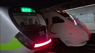 124B次南港發車經由西部幹線迴送開往樹林調車場的2004TEMU2003普悠瑪自強號，和1218次苗栗發車經由山線開往基隆的銀綠色微笑號EMU900型十輛一編組EMU938區間車 [upl. by Plath]