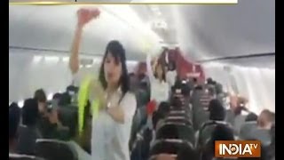 Viral Video SpiceJet Cabin Crew Spicing up Holi with Dance inside Aircraft  India TV [upl. by Nidla]