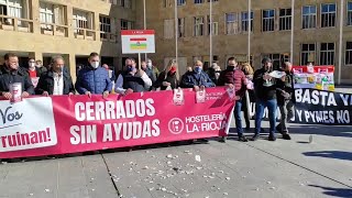 La hostelería riojana realiza una nueva protesta quotrompiendo platosquot por la situación del sector [upl. by Edya138]