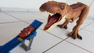 PISTA HOT WHEELS quotTENTE ESCAPAR DO DINOSSAURO GIGANTEquot Giant Dinosaur  Velhote [upl. by Kenley44]