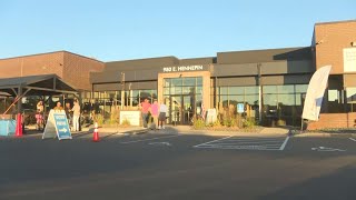 Minnesota voters begin casting early inperson ballots for the US presidential contest [upl. by Diann]