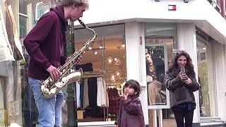 Kind en Saxofoon Saxophone Straatmuzikant busker street musician Utrecht wo 16 Okt 2024 [upl. by Ravilob]