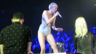 It Aint Me Babe  Miley Cyrus  Chicago  3714 [upl. by Lauro]