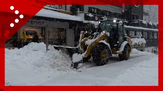 Continua a nevicare a Madonna di Campiglio ruspe in azione nel paese [upl. by Amikan]