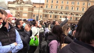 Roma palestre in piazza per la riapertura contestato senatore leghista [upl. by Licko]