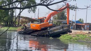 Excavator climbing from ditch DOOSAN DX 225lca long Arm [upl. by Bonnell]