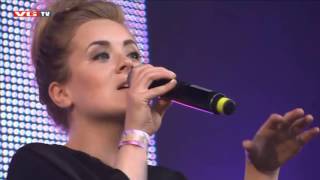 Iselin Solheim performs Sing Me To Sleep acoustic in her hometown [upl. by Halsey]