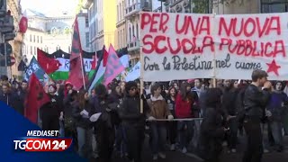 Sciopero studenti in piazza in 40 città quotAscoltateciquot [upl. by Giffard]