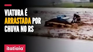 VIATURA COM POLICIAL DA PRF NO CAPÔ É ARRASTADA POR CORRENTEZA NO RS [upl. by Rentsch]