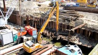 excavator Bagger LIEBHERR 924 Long Reach zieht Holzpfähle Teil 1 Soeren66 [upl. by Altheta]