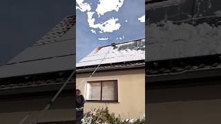 Solarthermie Anlage wird vom Schnee befreit solaranlage schneeräumung schneeschieber fenwi [upl. by Talbott]