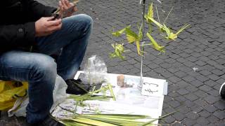 Incredibile artista di strada asiatico a Piazza Navona a Roma  video bamboo [upl. by Airekal]