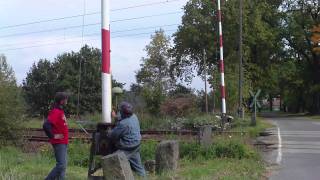 Lustiger Sketch an einer Bahnschranke  Wie hoch ist eine Bahnschranke [upl. by Herbert]