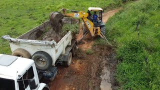 Retroescavadeira Fazendo Manutenção e Drenagem de Estrada [upl. by Gayner]