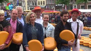 Peter R de Vries en Anita Witzier openen Alkmaarse kaasmarkt voor KWF [upl. by Arem562]