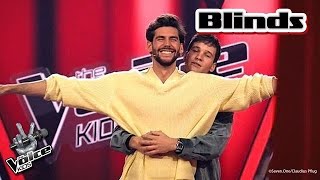 Wincent und Alvaro spielen den romantischen quotTITANICquotMoment nach  Blinds  The Voice Kids 2024 [upl. by Ennahtur]