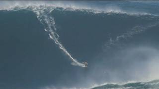 Weltrekord auf der WahnsinnsWelle  Surfer rides 90 foot wave  World Record  Garrett McNamara [upl. by Eixirt71]