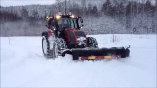 Valtra T162e plogar snö med holms 320 [upl. by Shaum]