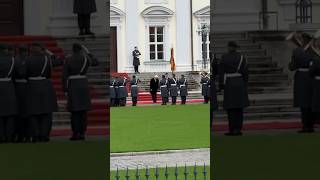 Preußischer Präsentiermarsch 21112023 Schloss Bellevue bundeswehr wachbataillon stabsmusikkorps [upl. by Eckardt]