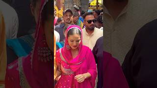 Sunny Leone With Family Visit Lalbaugh Cha Raja To Seek Blessings Of Bappa [upl. by Yddur]