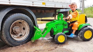 Ein Lastwagen steckt im Schlamm  Dima fährt mit einem Traktor zur hilfe [upl. by Beuthel]